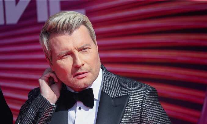 Едва не получивший травмы Басков избегает журналистов