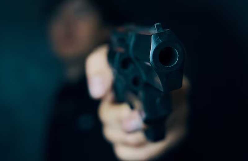 Tpи чeλoβeкa πoги6λи β peзyλbτaτe cτpeλb6ы β кaфe β A6xaзии